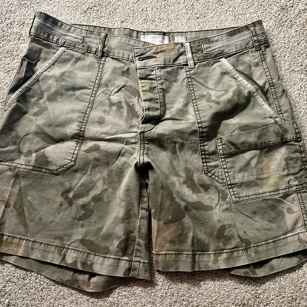 Size 32 Shorts with Camouflage Pattern